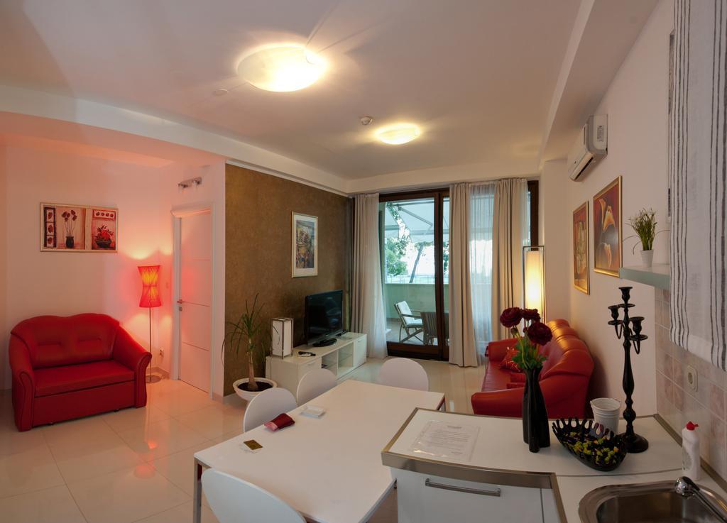 Residence Apartments Anamaria Подстрана Екстериор снимка