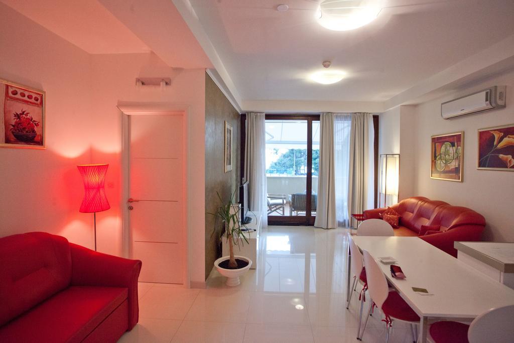 Residence Apartments Anamaria Подстрана Екстериор снимка