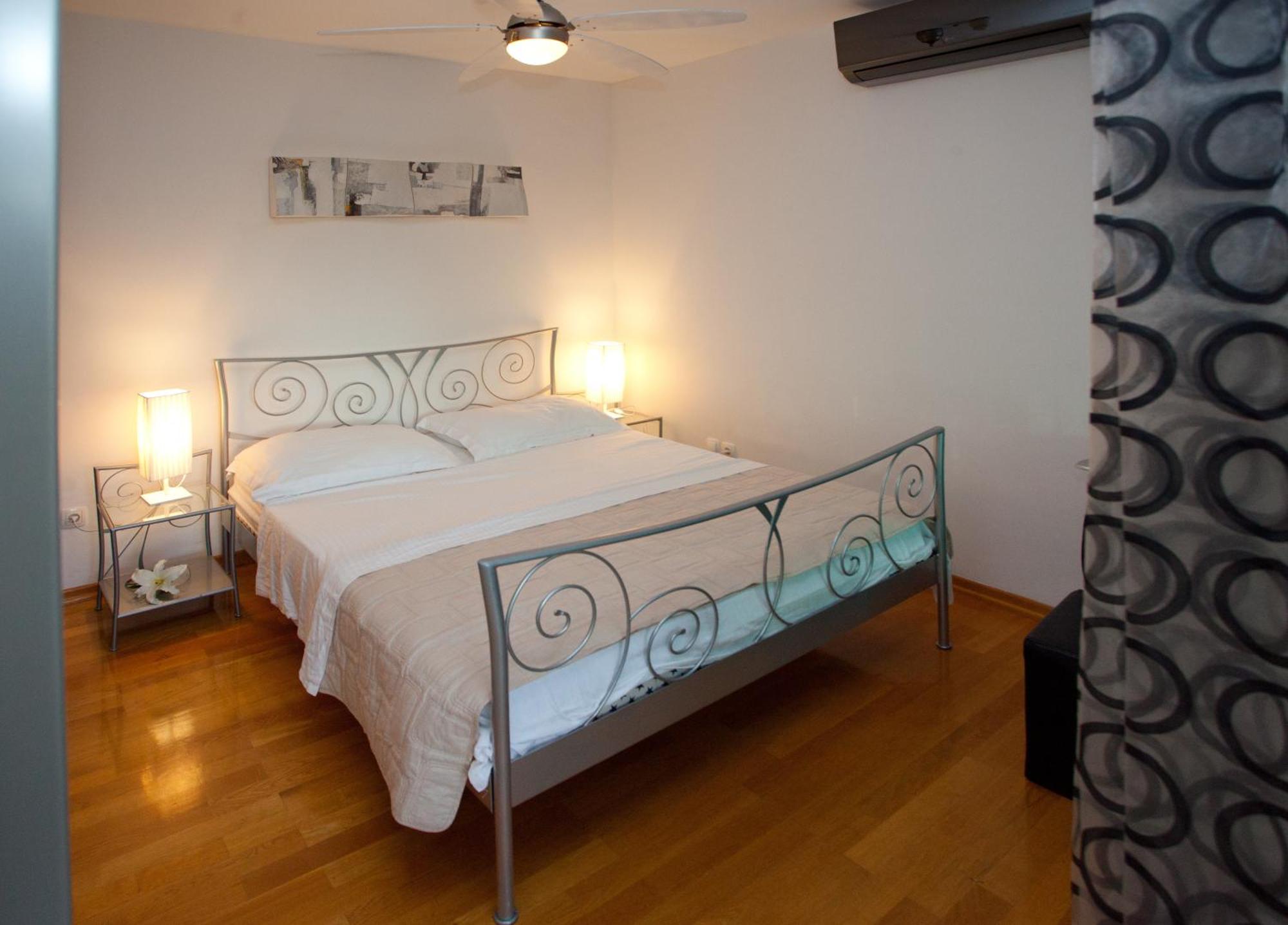 Residence Apartments Anamaria Подстрана Стая снимка